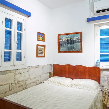 Tzionis Holidays Stonehouse *